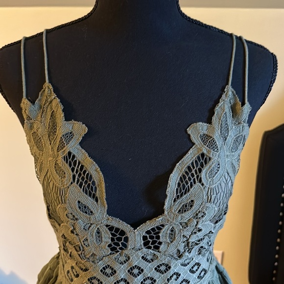 Free People  Adella Cami Crochet Lace Sleeveless Tiered Top Moss size L NWOT - Picture 2 of 5